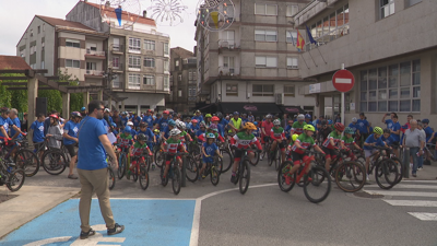 Ás once da mañá deste xoves tomaron a saída na praza do Mercado da Estrada ducias de participantes na Festa da Bicicleta