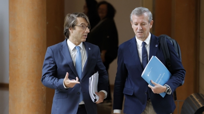 O presidente da Xunta, Alfonso Rueda, xunto ao conselleiro de Facenda, Miguel Corgos, nunha imaxe de arquivo (EFE/Lavandeira jr)