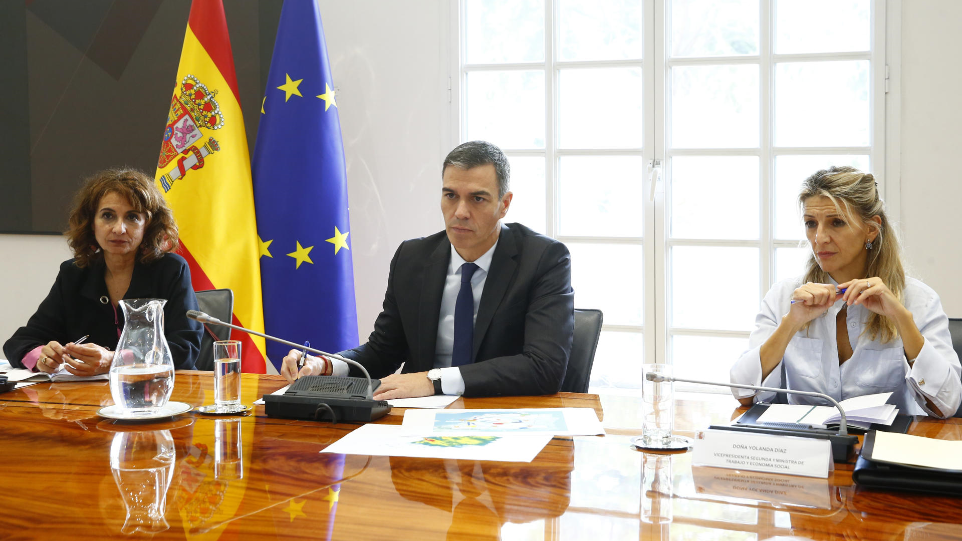 Yolanda Díaz, á dereita da imaxe, na xuntanza do comité de crise pola DINA. EFE/Moncloa/ José Manuel Álvarez