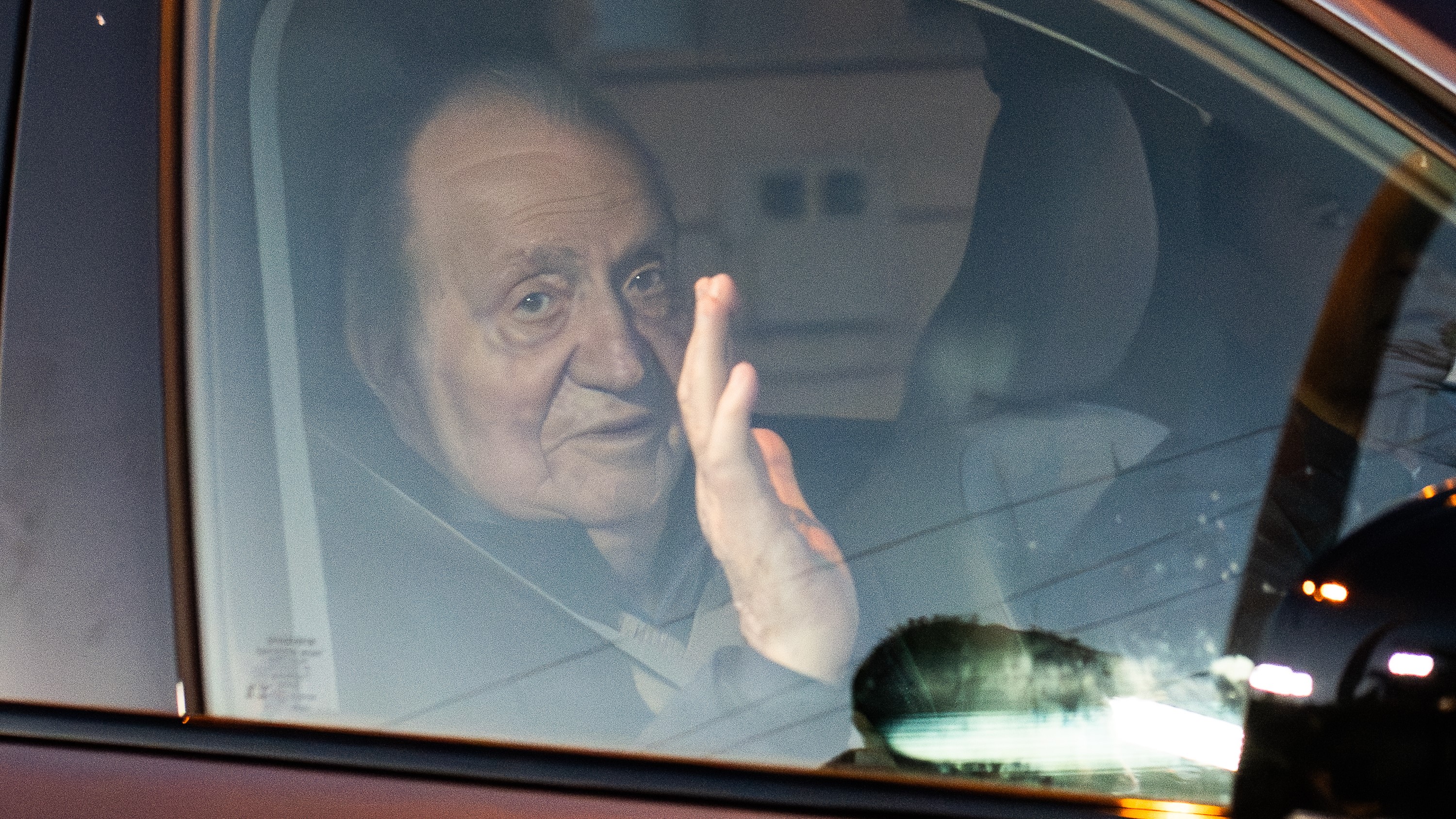O rei emérito, Xoán Carlos I, saudando á súa chegada a Sanxenxo o 13 de marzo de 2024 (Elena Fernández / Europa Press)