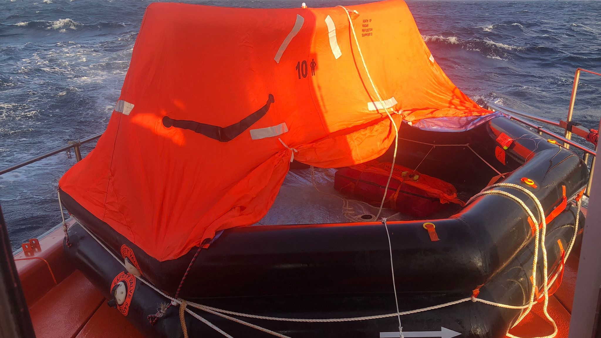Imaxe de Salvamento Marítimo da balsa onde estaban os mariñeiros