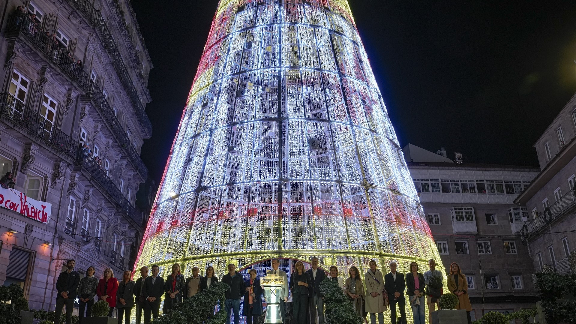O alcalde de Vigo, Abel Caballero, e persoal do seu equipo no acendido de luces en Vigo en novembro de 2024. (EuropaPress)