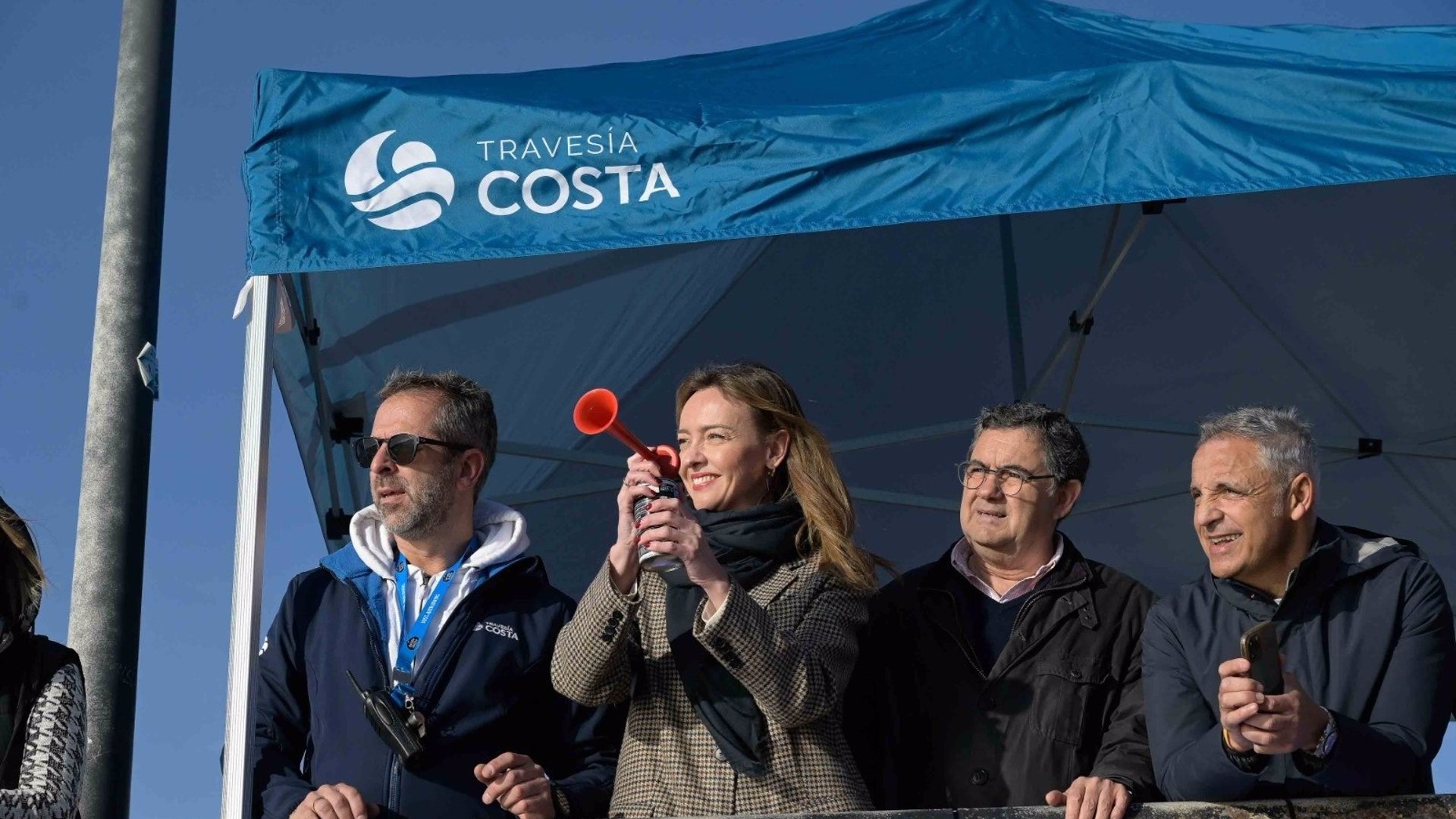 A conselleira de Política Social e Igualdade, Fabiola García, presenciou a travesía e destacou o labor dos colectivos que atenden a persoas con ELA