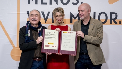 Yoldanda Diaz, Unai Sordo e Pepe Álvarez asinan o acordo para reducir a xornada laboral, nunha foto de arquivo (A. Pérez Meca / Europa Press)