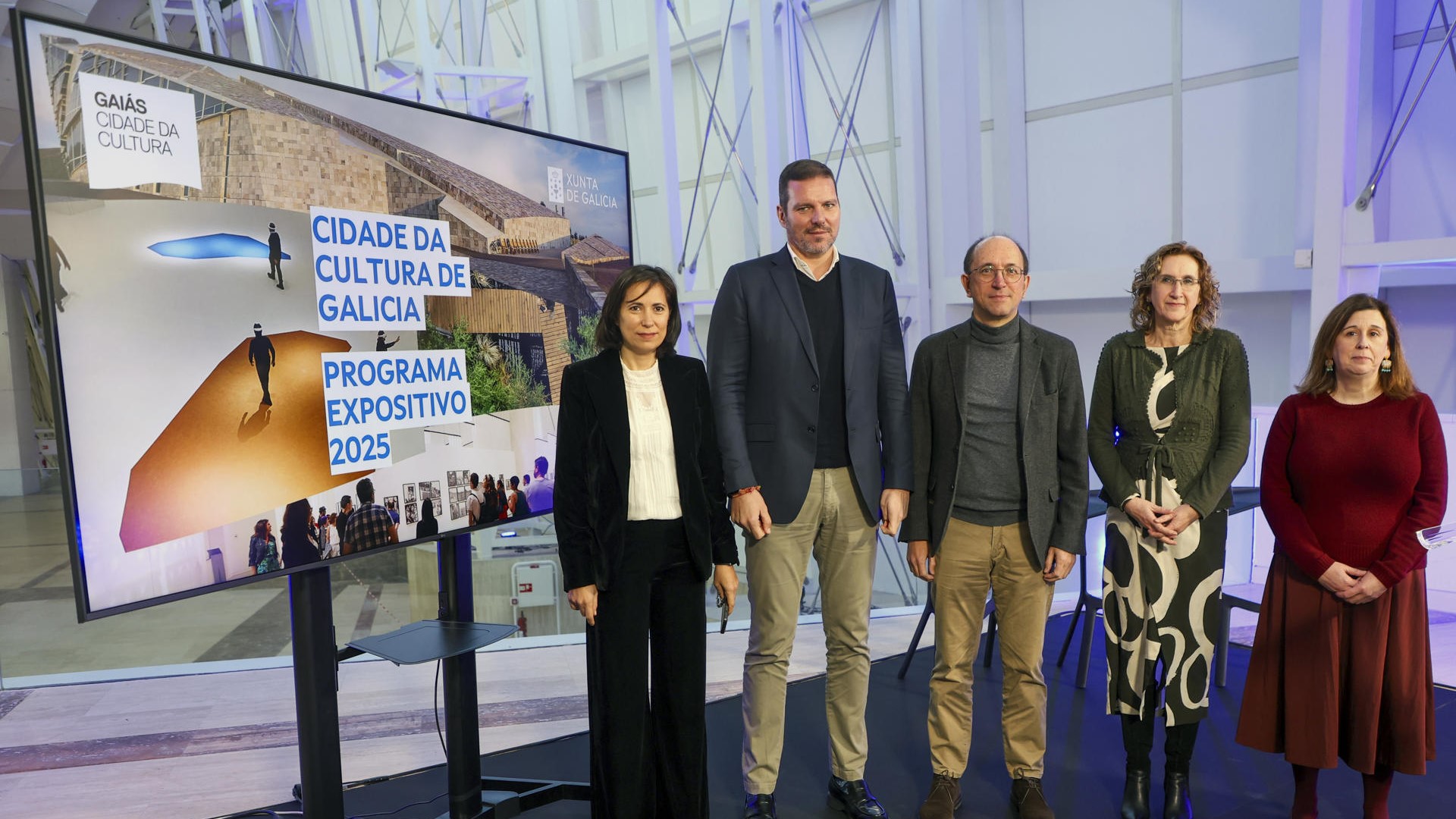 O conselleiro de Cultura, Lingua e Xuventude, José López Campos, acompañado polo director xeral de Cultura, Anxo M. Lorenzo, e directora da Fundación Cidade da Cultura, Ana Isabel Vázquez, entre outros (EFE/ Xoán Rey)