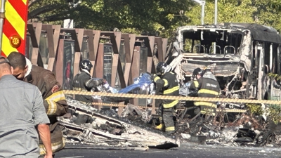 Persoal de emerxencias traballando no lugar en que se xerou o accidente (Oslaim Brito/ TheNEWS2)