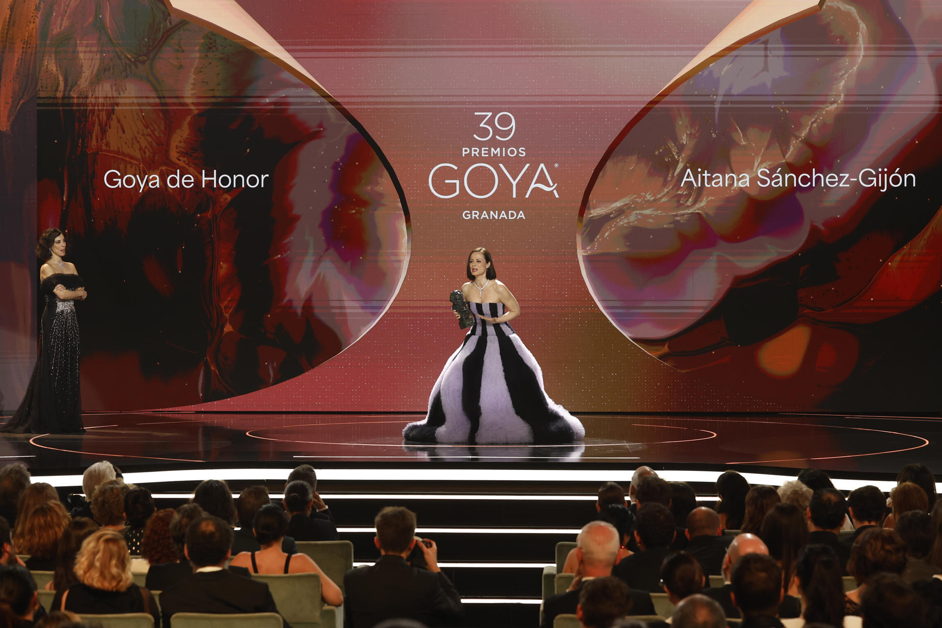 A actriz Aitana Sánchez-Gijón tras recibir o Goya de Honra. EFE/Julio Muñoz