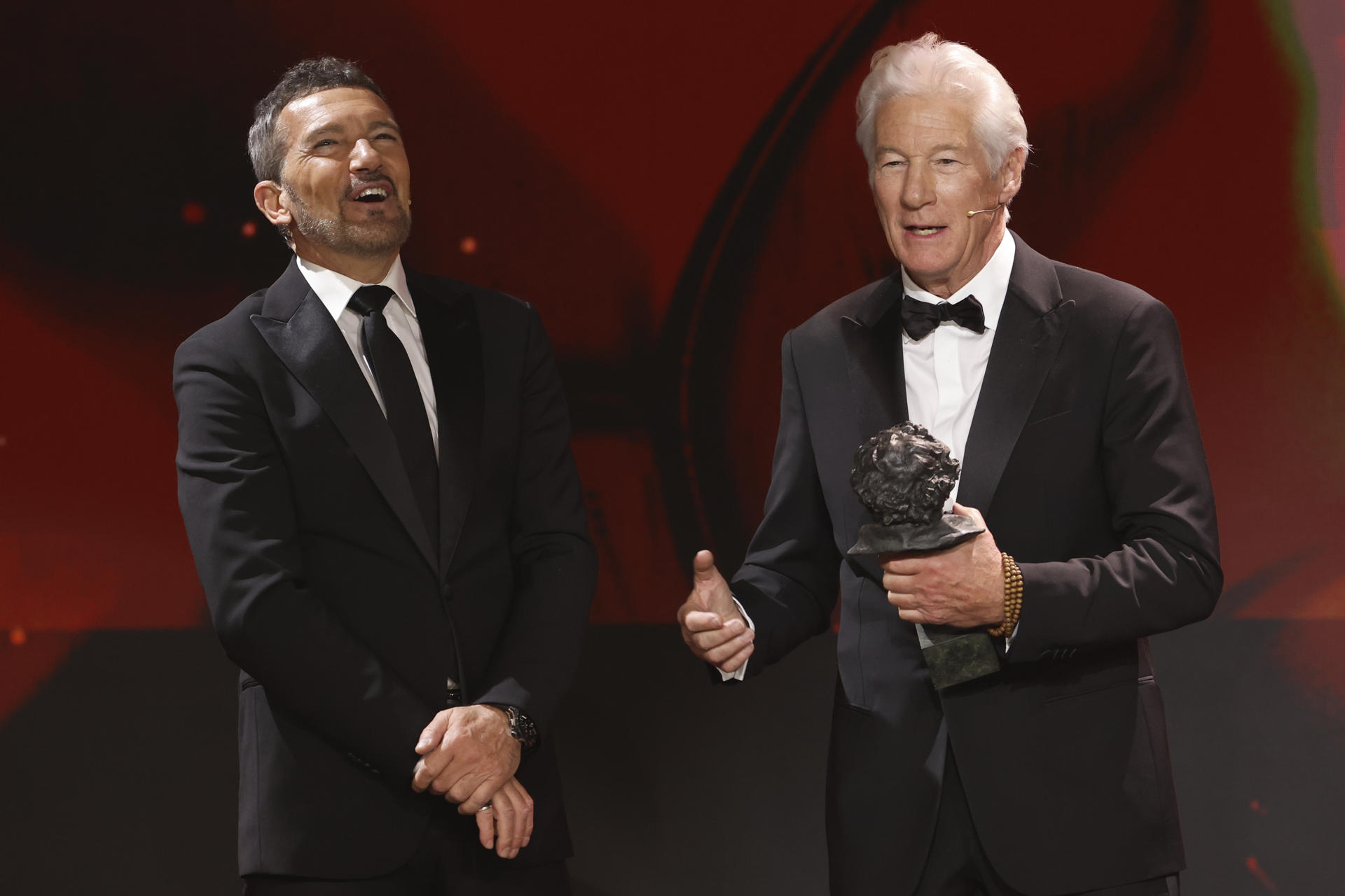 Richard Gere tras recoller o Goya das mans de Antonio Banderas. EFE/Julio Muñoz