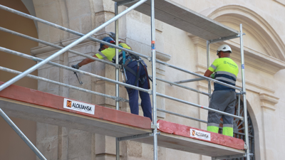 Operarios traballando na montaxe das estadas (Europa Press/Rocío Ruz)