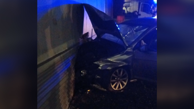 O coche impactou contra a fachada lateral do tanatorio de Carballo