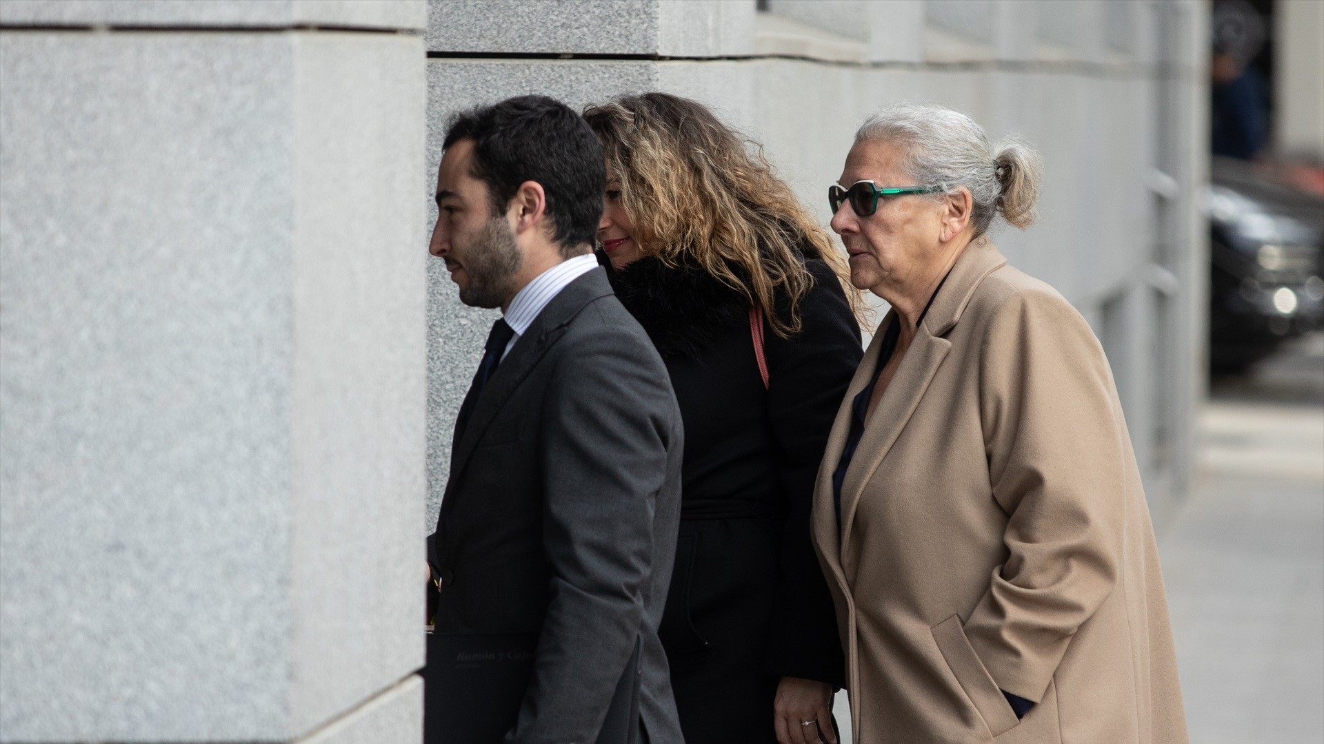 A empresaria Carmen Pano e a súa filla, Leonor González Pano (i), a súa chegada á Audiencia Nacional (Alejandro Martínez Vélez/Europa Press)