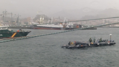 Imaxes do operativo da Garda Civil no Crown Garnet, no porto de Marín, o pasado mes de febreiro