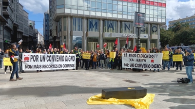Traballadores de Correos concentrados na zona do Obelisco da Coruña. Europa Press.