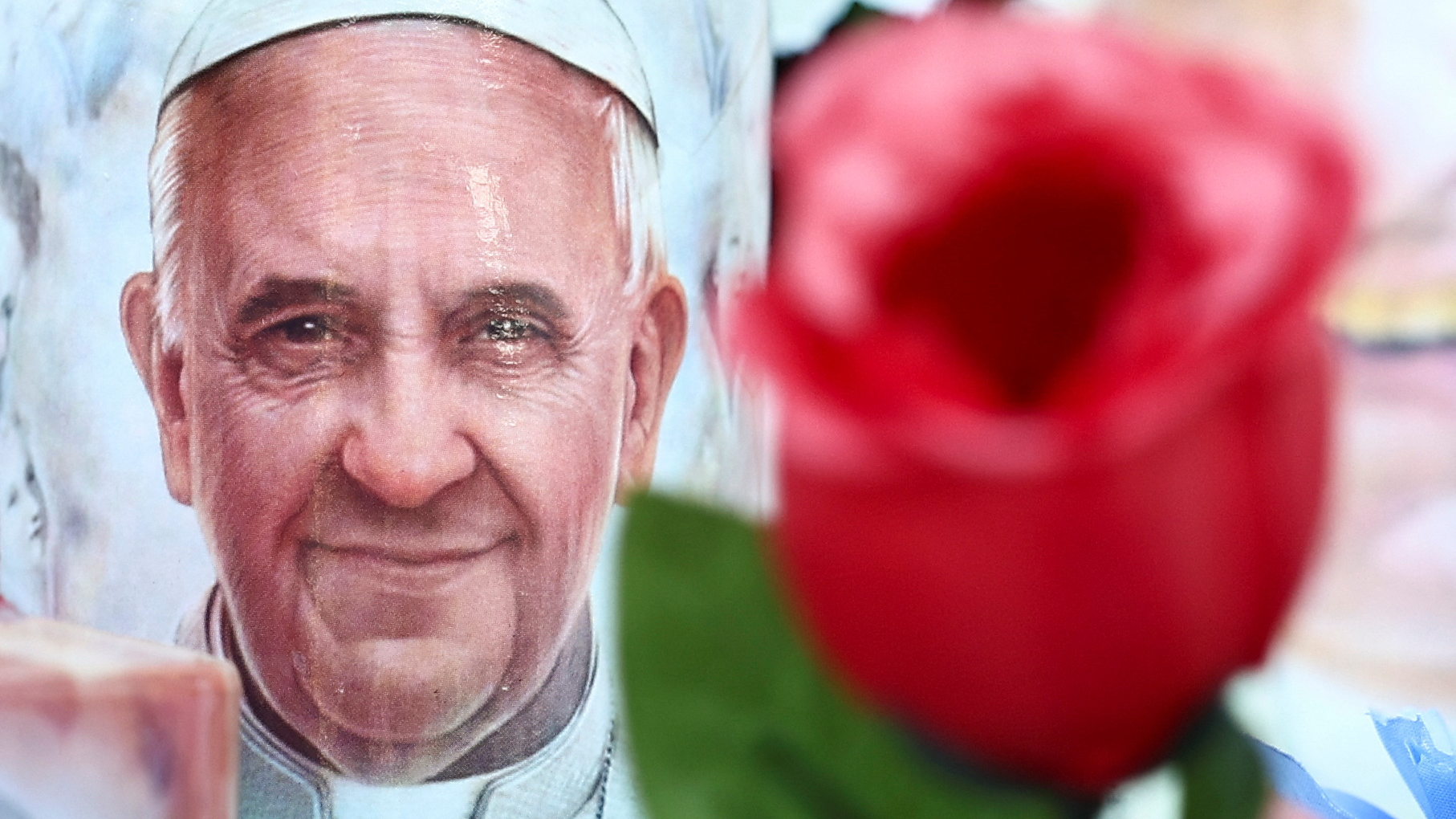 Rosa e retrato do papa colocadas fóra do Hospital Gemelli, onde permanece ingresado. REUTERS/Yara Nardi