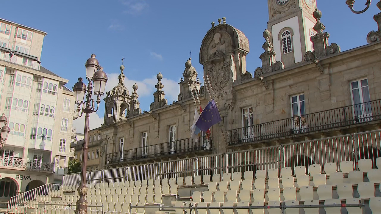 As bandeiras do Concello de Lugo ondean a medio mastro pola morte de Alvarellos