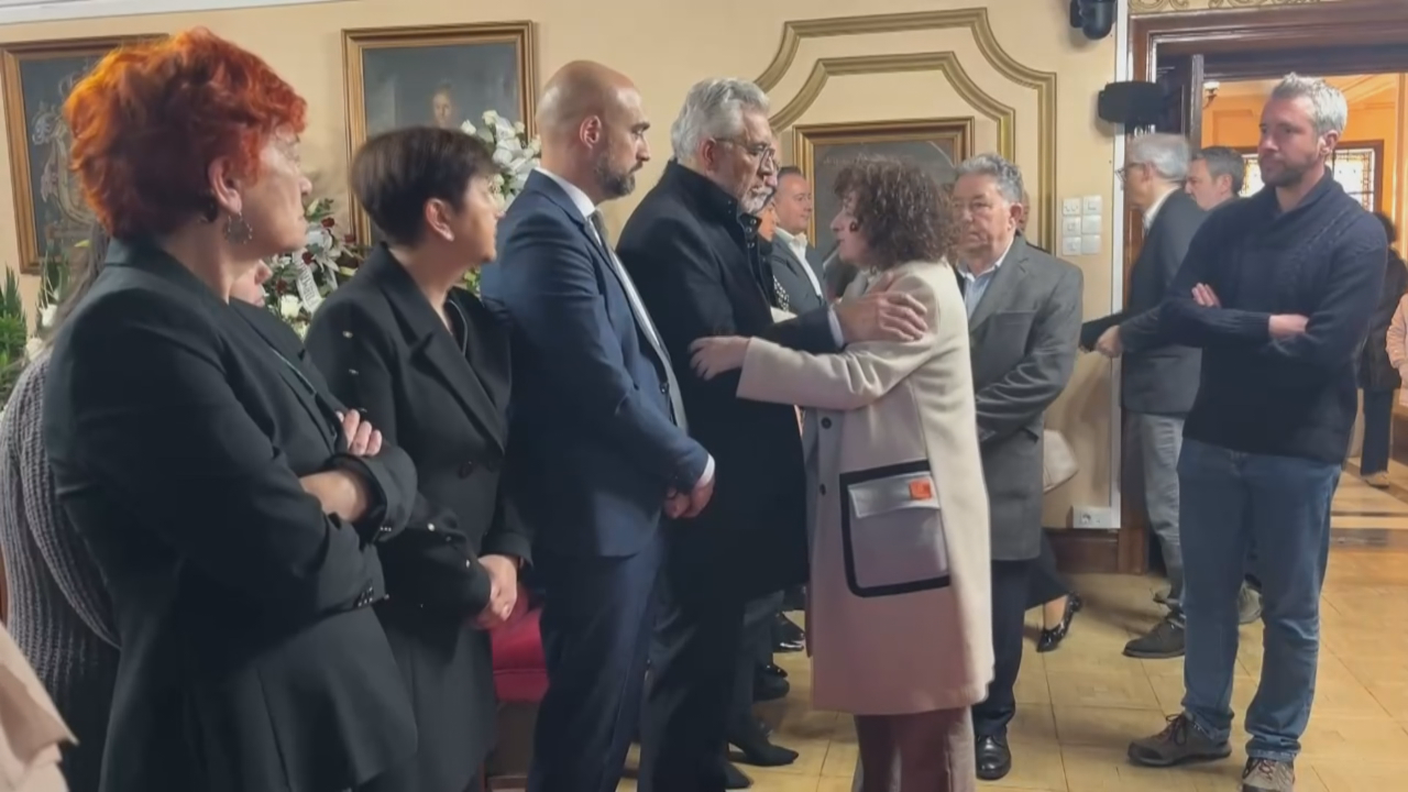 A alcaldesa de Santiago e o alcalde de Pontevedra dando o pésame aos compañeiros de Alvarellos