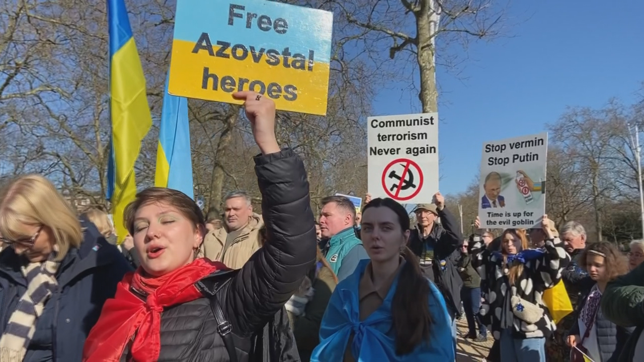 Manifestantes concentrados en Londres para pedir unha solución para Ucraína