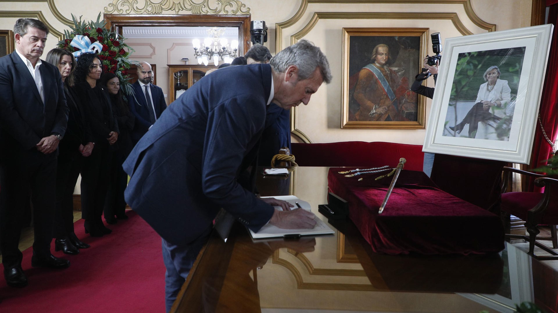 O presidente da Xunta asina no libro de condolencias no consistorio lugués en presenza do líder do PSdeG, Gómez Besteiro, e de compañeiros de corporación de Paula Alvarellos