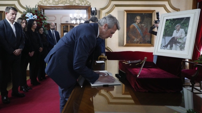 O presidente da Xunta asina no libro de condolencias no consistorio lugués en presenza do líder do PSdeG, Gómez Besteiro, e de compañeiros de corporación de Paula Alvarellos