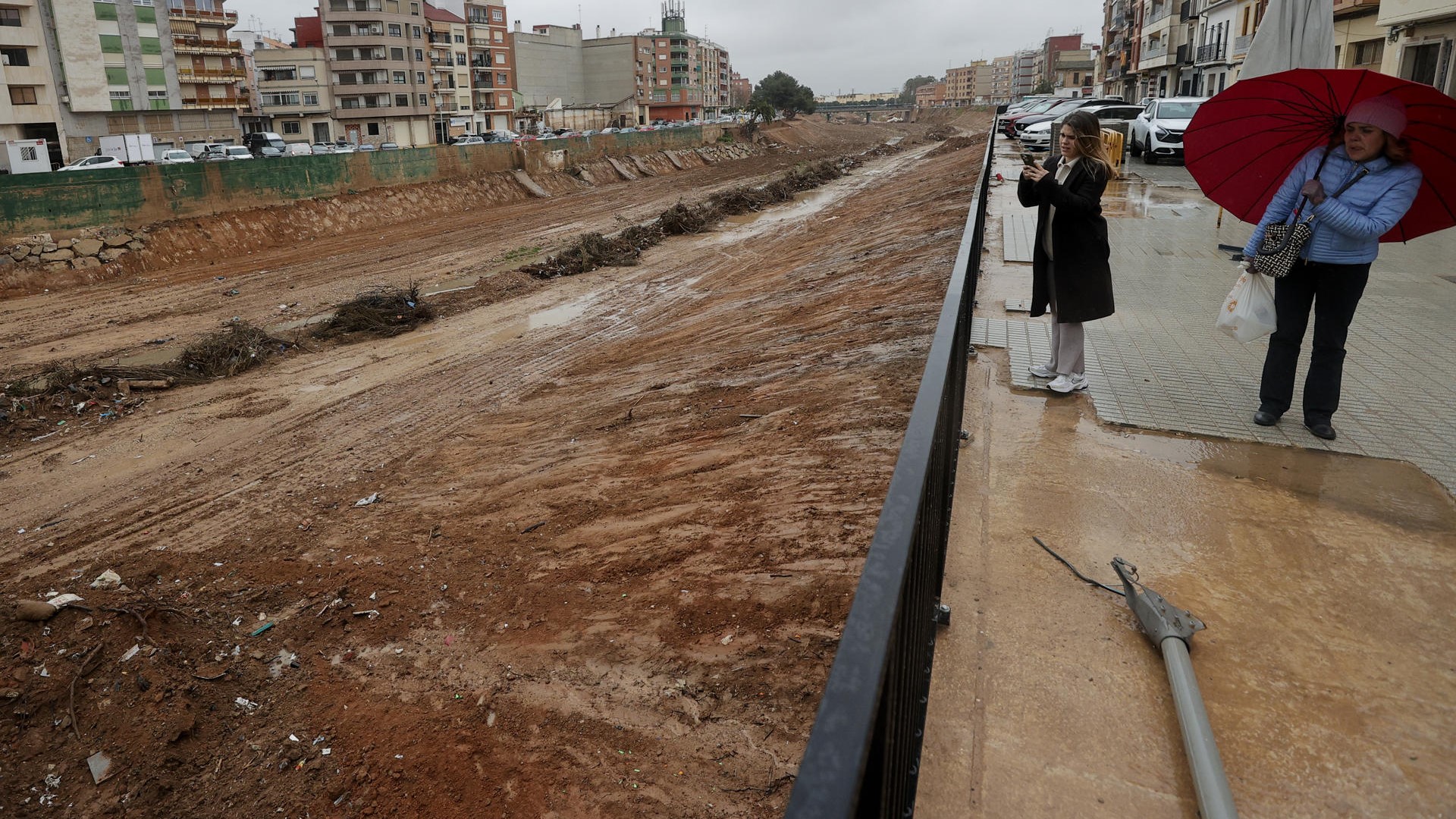 Dúas persoas no Barranco do Poyo, en Valencia, onde poden acumularse 100 litros por metro cadrado de chuvia (EFE/Manuel Bruque)