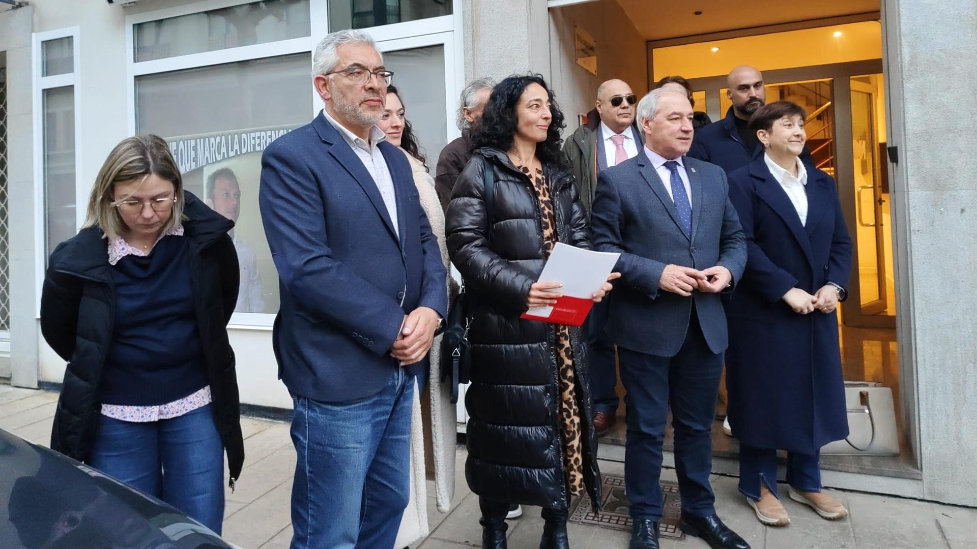 Fernández, primeiro pola esquerda, na xuntanza deste mércores cos seus compañeiros na sede do PSOE de Lugo (Europa Press)