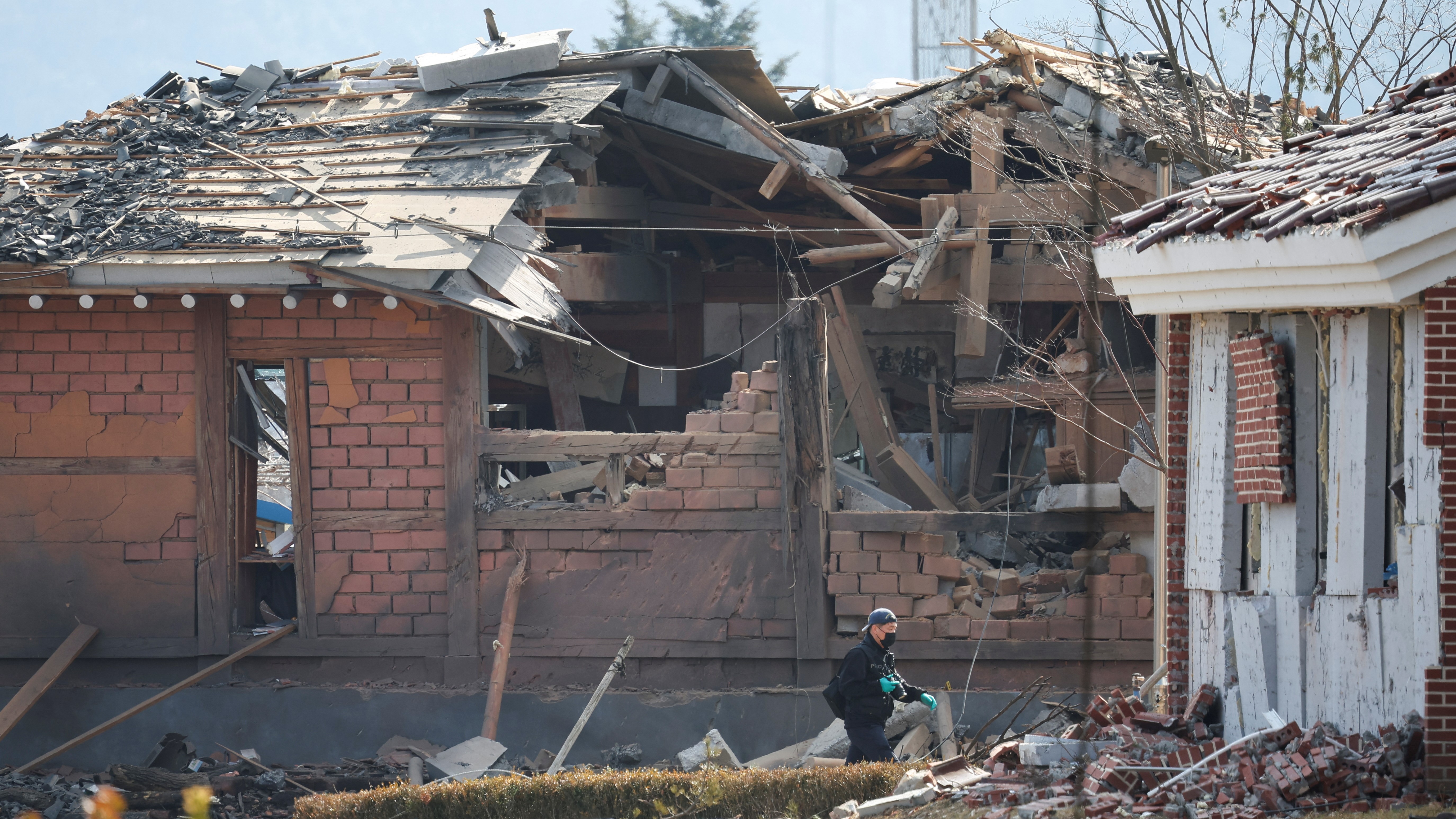 Oficiais do exército surcoreano investigan os danos causados bombardeo (Reuters/Kim Hong-Ji)