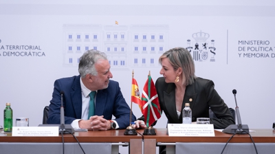 O ministro de Política Territorial e Memoria Democrática, Ángel Víctor Torres, e a conselleira de Gobernanza e portavoz do Goberno vasco, María Ubarretxena, durante a reunión da Comisión Bilateral de Cooperación (Diego Radamés/Europa Press)