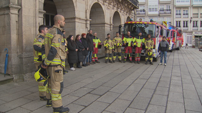 Os bombeiros de Lugo gardan un minuto de silencio por Paula Alvarellos coa corporación municipal