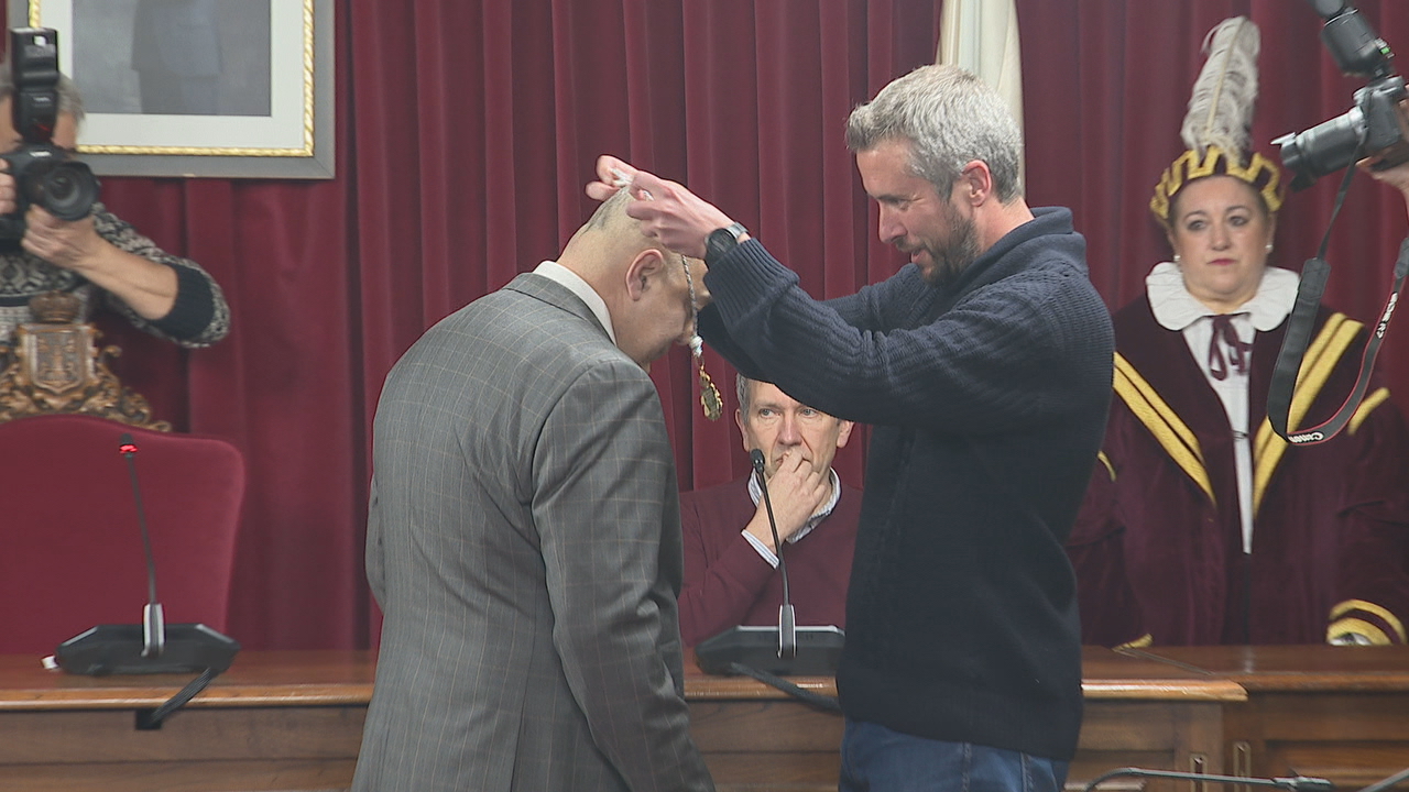 Momento en que Waldir Sinisterra ocupa o cargo do duodécimo edil socialista en substitución da finada Paula Alvarellos