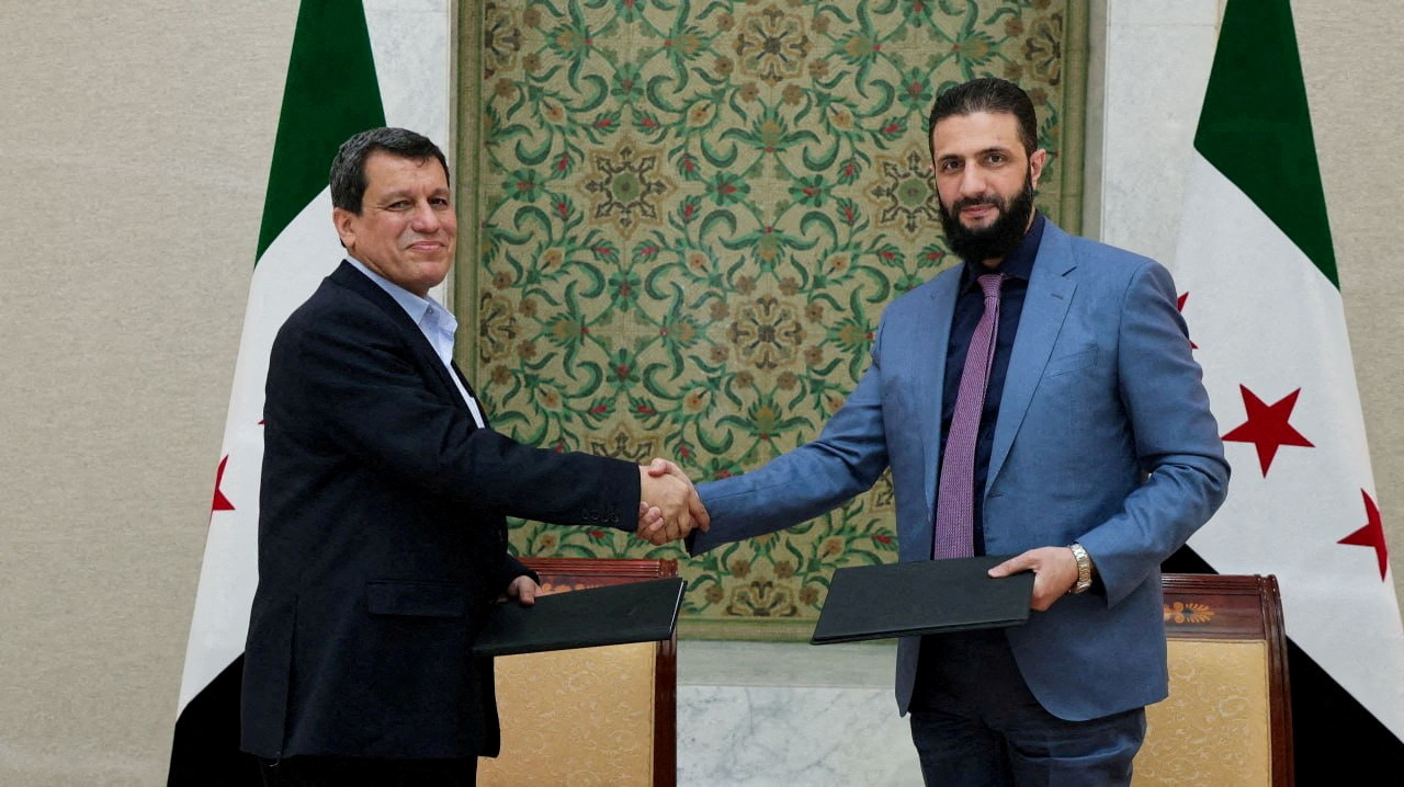 Mazlum Abdi e Ahmed al Sharaa tras a sinatura do acordo (Vía Reuters)
