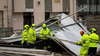 Os bombeiros traballan no IES Rodeira que sufriu danos polo vento, en Cangas/Adrián Irago/Europa Press