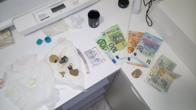 Detido en Vigo un mozo que circulaba tras consumir drogas e levaba haxix, anfetaminas e viagra no coche - POLICÍA LOCAL-
