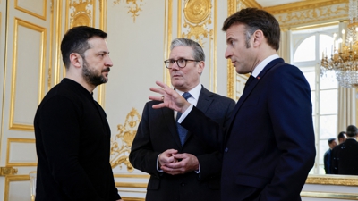 Zelenski canda a Starmer e Macron este xoves en París (Ludovic Marin/Pool vía Reuters)