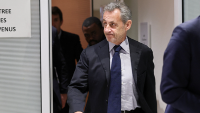 O expresidente francés Nicolas Sarkozy saíndo da sala do tribunal/Gonzalo Fuentes/Reuters