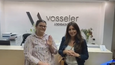 Un momento do vídeo no que Fàtima saúda