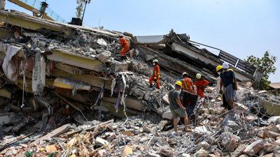 Os equipos de rescate seguen atopando vítimas mortais en Mandalay, unha das cidades máis afectadas polo terremoto que este venres sacudiu Myanmar (REUTERS / Stringer)