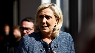 A líder da extrema dereita francesa, Marine Le Pen, abandona o tribunal tras coñecer a sentenza (REUTERS / Abdul Saboor)