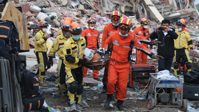 Membros do equipo de busca e rescate enviado pola China a Mandalay, Myanmar, tras o terremoto/Myo Kyaw Soe/Europa Press