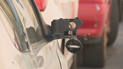 Danos nun dos vehículos estacionados na rúa Molinera