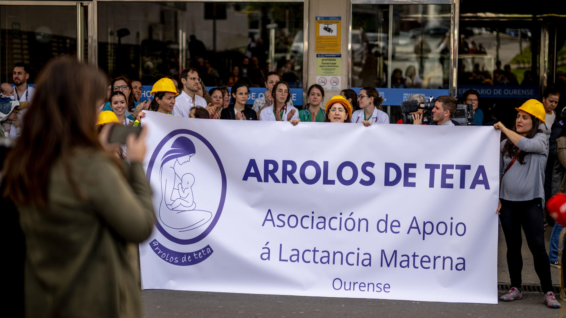 Grupos políticos, profesionais sanitarios e familias esixiron o peche e