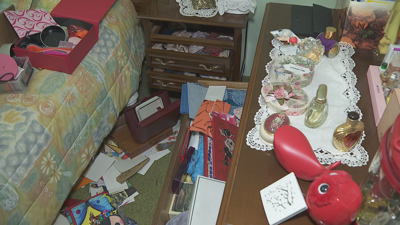 Así quedou un cuarto onde remexeron os ladróns