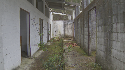 Imaxe do edificio das cabaleirizas en Entrimo