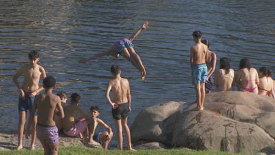 Rapaces bañándose no río Miño en Ourense, preto da ponte
