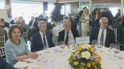 Alfonso Rueda, entre a presidenta do Grupo El Progreso e Alfredo Conde