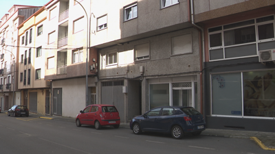 Imaxes deste martes da rúa Pontevedra de Santa Comba, onde se localiza o taller de costura obxecto de reclamacións dunha veciña
