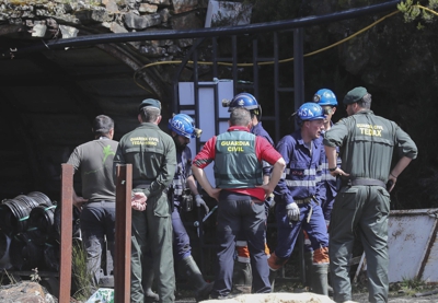 Investigadores, membros da Brigada de Salvamento Mineiro e Garda Civil no exterior da mina de Zarréu EFE/J.L. Cereijido