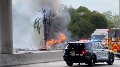Un automóbil arde no lugar do accidente en Boca Ratón, Florida/ Ray Daily/Reuters