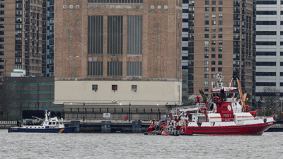 Embarcacións do Departamento de Policía de Nova York e do Departamento de Bombeiros na escena do accidente de helicóptero (Jeenah Moon/Reuters)