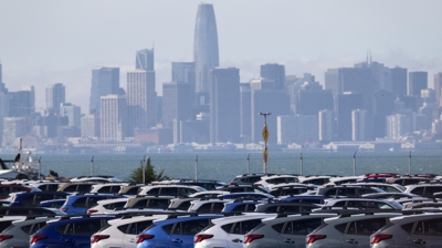 Vehículos novos no porto de Richmond, en California. REUTERS/Carlos Barria