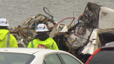 Restos do helicóptero sinistrado recuperados do río Hudson, Nova York